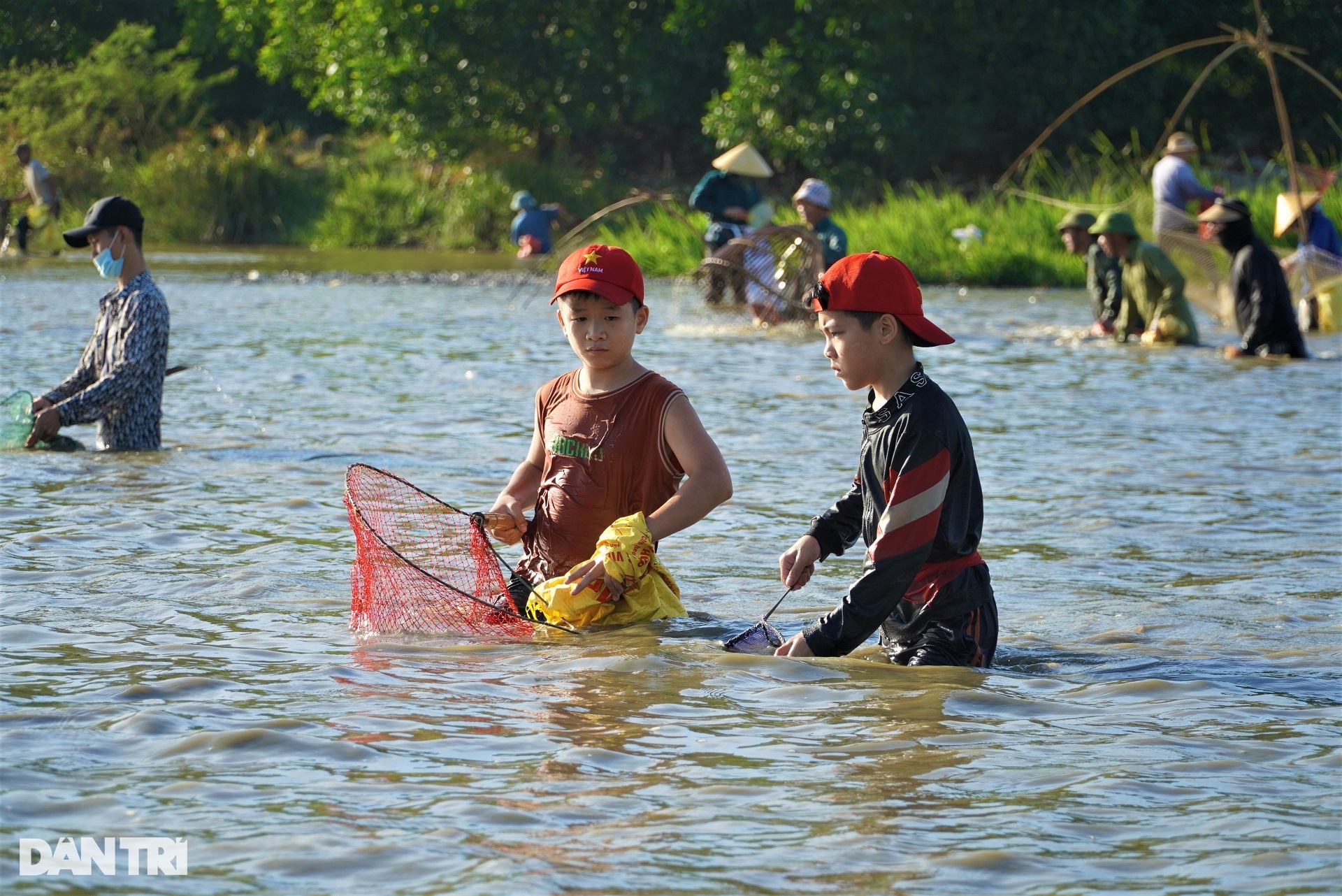 Hàng trăm người hò reo đánh bắt cá tại lễ hội hơn 300 năm tuổi - 9