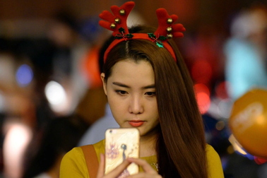 Giới trẻ xuống phố check-in Noel sớm ở TPHCM