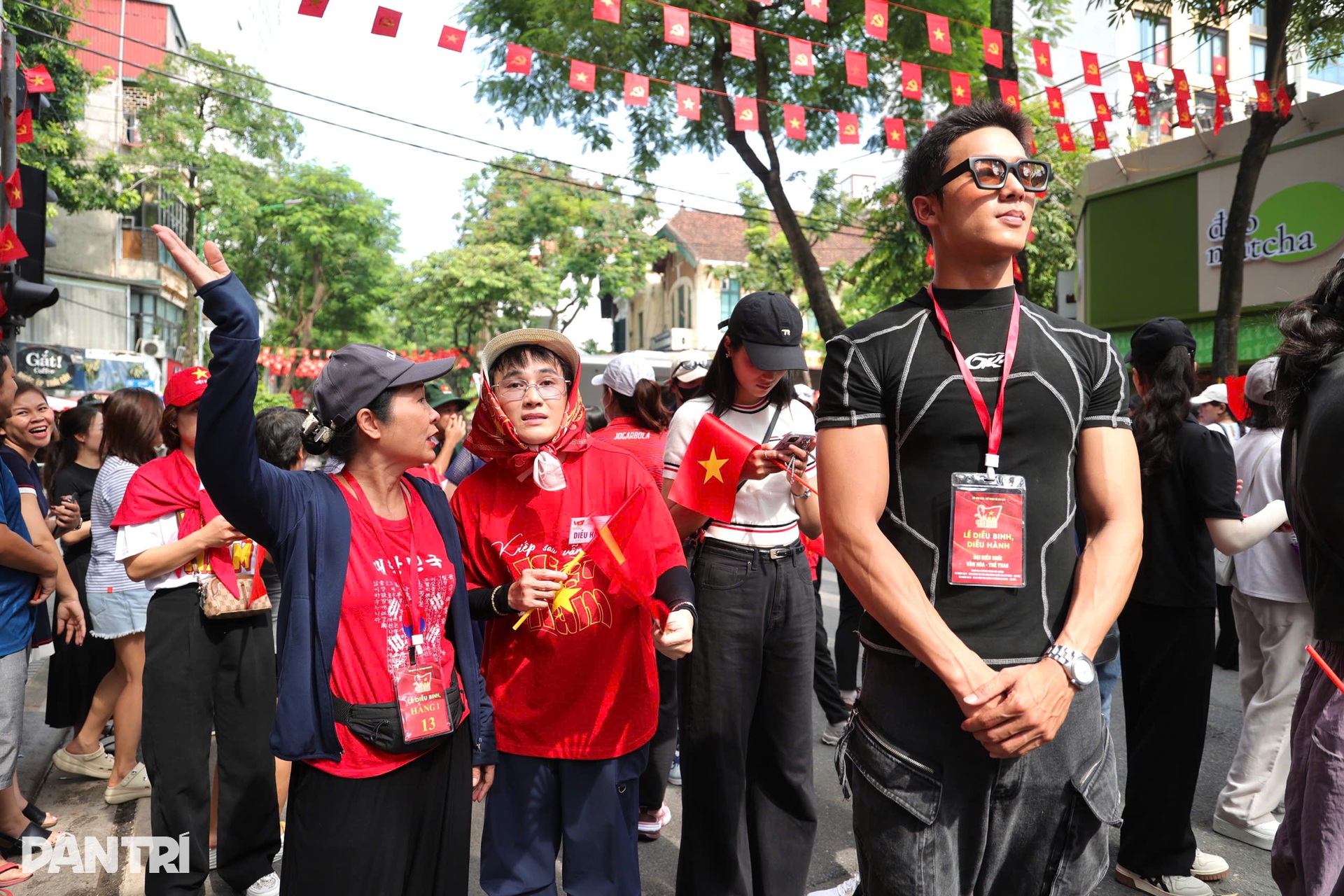 Nghệ sĩ tập A80: Đen Vâu, Hoàng Thuỳ Linh rạng rỡ, Lan Hương U70 vẫn sung - 14