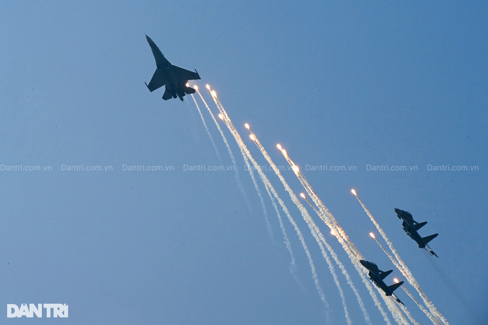 Rực rỡ và kiêu hùng màn biểu diễn bắn đạn nhiễu của hổ mang chúa SU-30MK2 - 7 Rực rỡ và kiêu hùng màn biểu diễn bắn đạn nhiễu của hổ mang chúa SU-30MK2 - 7
