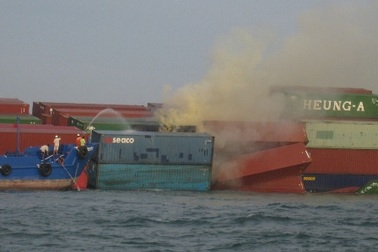 Nhiều container bất ngờ bốc cháy trên biển