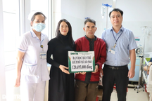 Bạn đọc giúp người phụ nữ ngồi gục vì ung thư hơn 140 triệu đồng