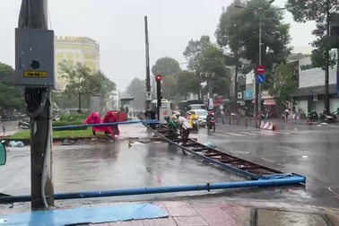 Cổng chào ở TPHCM bất ngờ đổ sập, người đi đường thoát nạn trong gang tấc