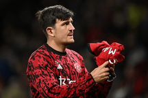 Dwight Yorke khuyên Harry Maguire nên rời Man Utd ngay lập tức