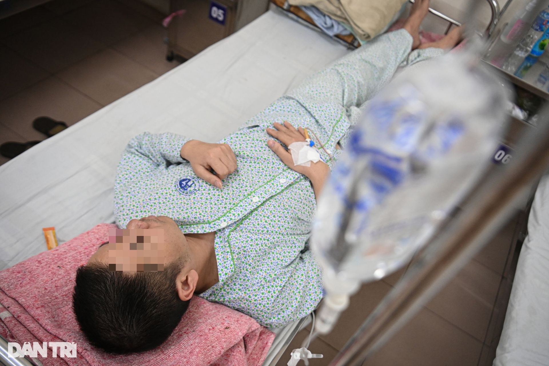 Hà Nội: Bệnh viện kín giường vì sốt xuất huyết, bệnh nhân ám ảnh cô đặc máu - 7 Hà Nội: Bệnh viện kín giường vì sốt xuất huyết, bệnh nhân ám ảnh cô đặc máu - 7