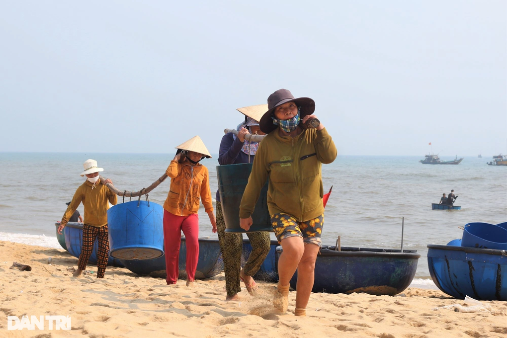 Những phu cá oằn lưng, mỏi gối gánh cá thuê dưới trời nắng gắt - 3 Những phu cá oằn lưng, mỏi gối gánh cá thuê dưới trời nắng gắt - 3