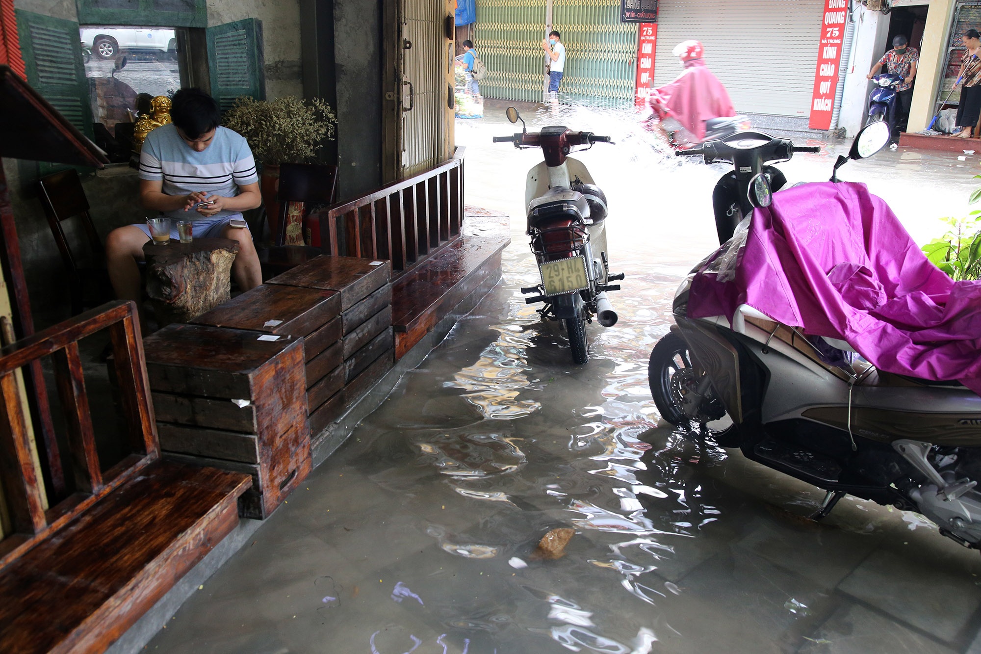 Phố ngập thành sông, người dân Hà Nội hì hục tát nước - 10 Phố ngập thành sông, người dân Hà Nội hì hục tát nước - 10