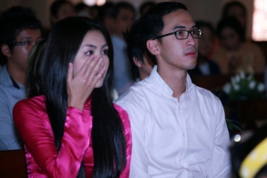 Tăng Thanh Hà rơi lệ trong ngày cưới Kim Hiền