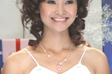 MC Thùy Linh duyên dáng trên “Đấu giá cuối tuần”