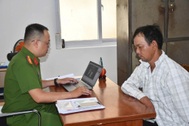 Giữa đêm khuya, mang dao xông vào khách sạn cướp điện thoại của nhân viên