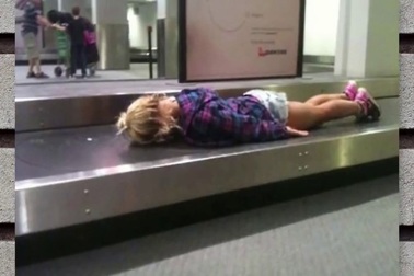 Những khoảnh khắc "điên rồ" ở các sân bay trên thế giới