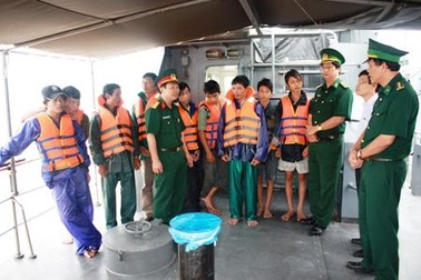 Một sỹ quan bị thương khi cứu hộ, cứu nạn