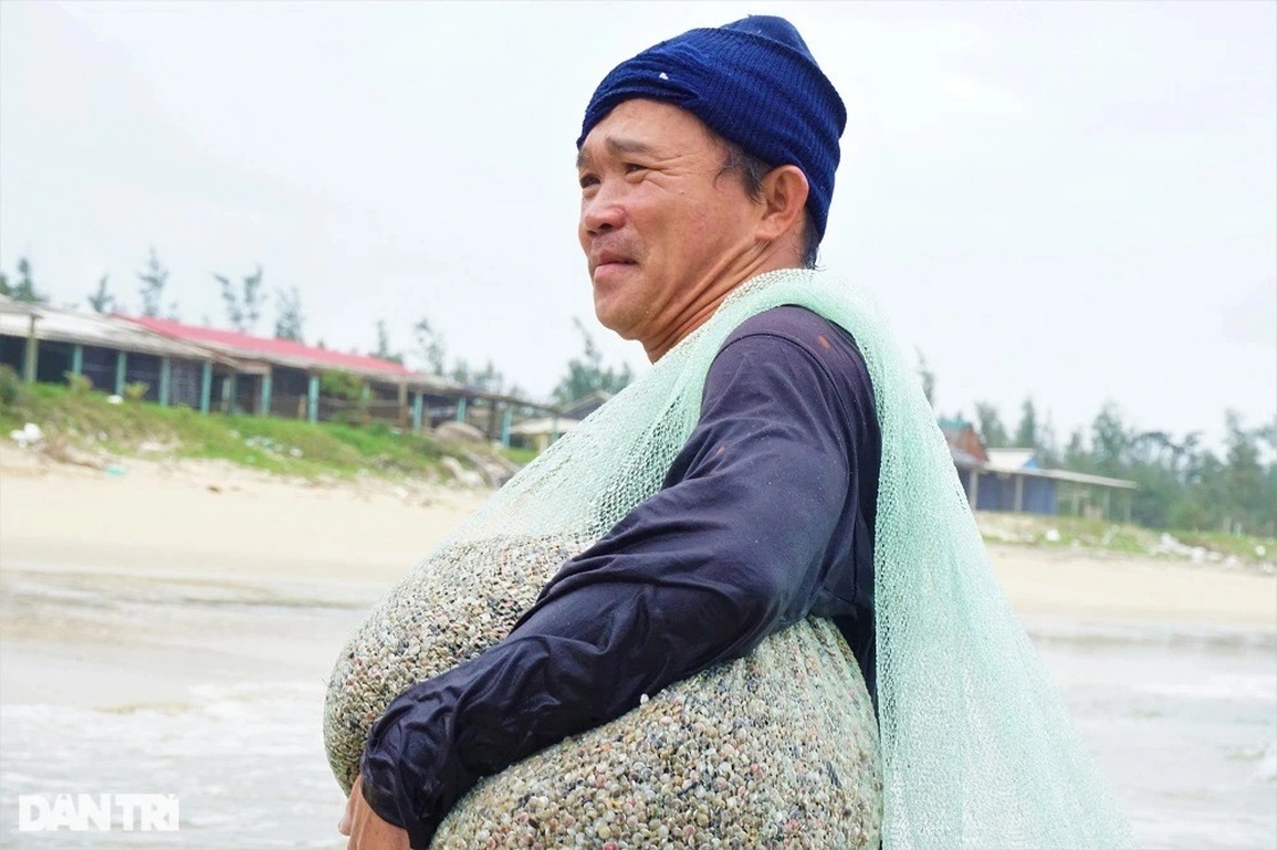 Gần Tết, ngư dân rủ nhau lội ngược sóng, lọc cát thu lộc biển - 7 Gần Tết, ngư dân rủ nhau lội ngược sóng, lọc cát thu lộc biển - 7