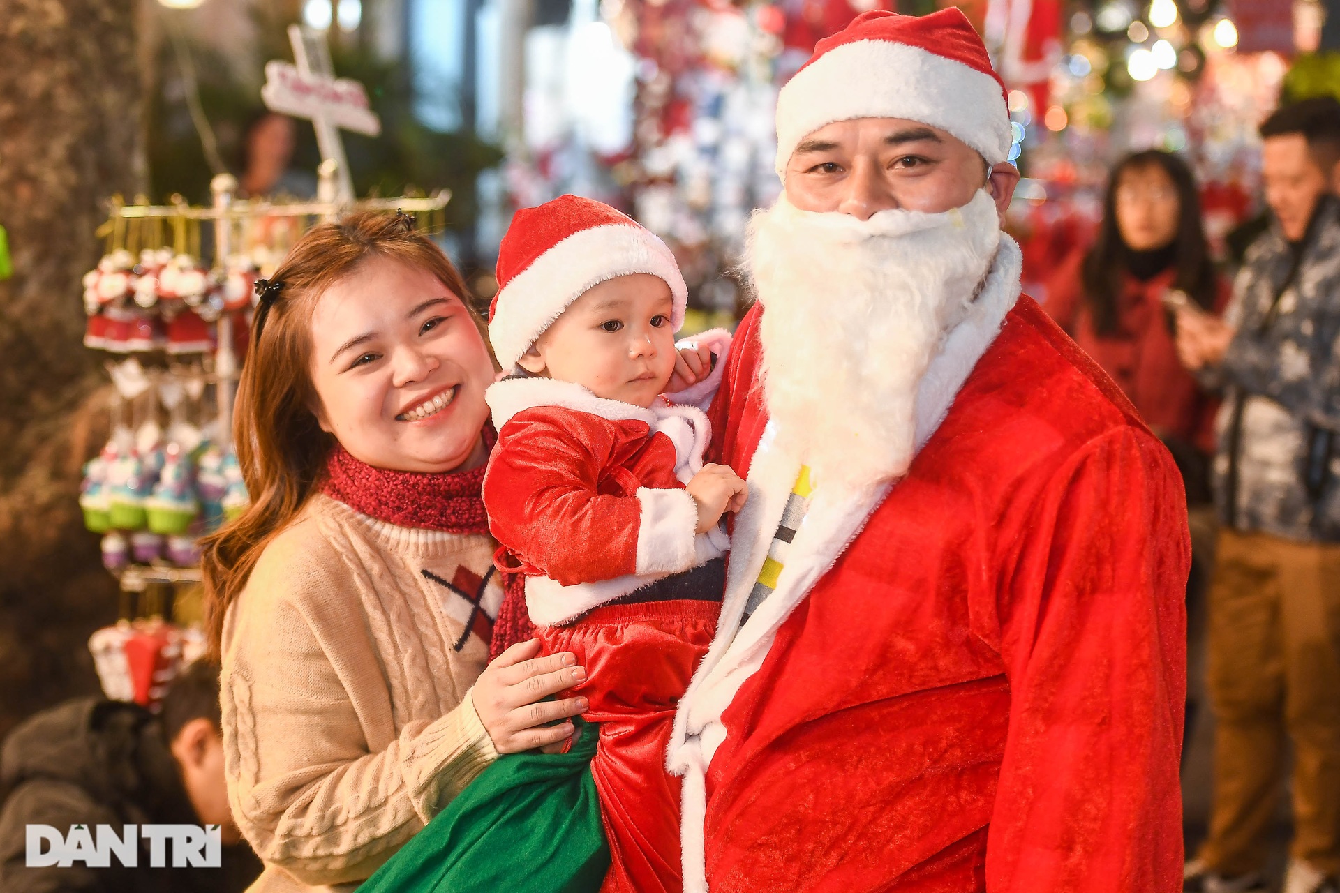 Hà Nội: Người dân chen nhau chụp ảnh, phố Hàng Mã ùn tắc kéo dài - 5 Hà Nội: Người dân chen nhau chụp ảnh, phố Hàng Mã ùn tắc kéo dài - 5