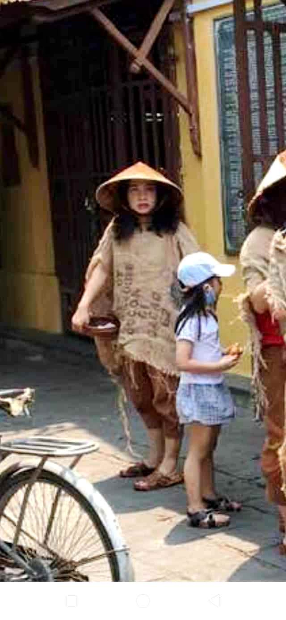 Xác minh nhóm thanh niên cải trang “diễn trò” ăn xin ở Hội An - 2 Xác minh nhóm thanh niên cải trang “diễn trò” ăn xin ở Hội An - 2