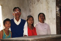 Nhói lòng trước gia đình 5 lần “đào hố” chôn con