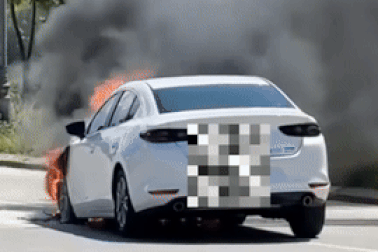 Xe Mazda 3 bốc cháy ngùn ngụt trên đại lộ