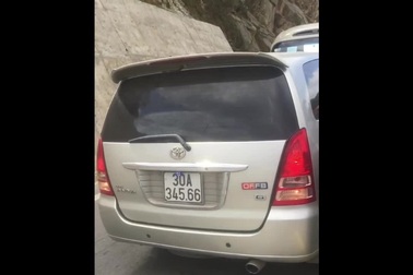 Ngổ ngáo lấn làn, Innova bị xe khách ép lùi xuống đèo để nhường đường