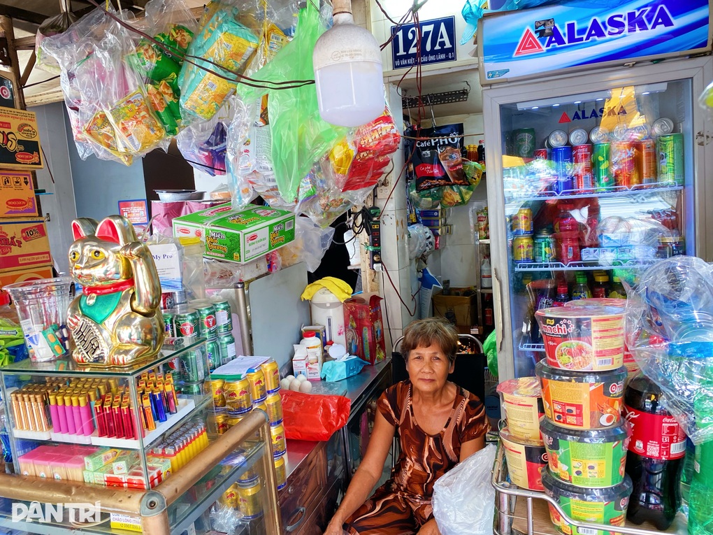 Người phụ nữ ở TPHCM sống trong nhà 1m2, 12 năm ngủ không duỗi thẳng chân - 9