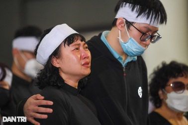 Khánh Linh khóc nghẹn trong giờ phút tiễn biệt anh trai - nhạc sĩ Ngọc Châu