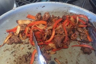 Kinh dị người đàn ông mang chân bị cắt cụt ra làm tiệc tối đãi bạn