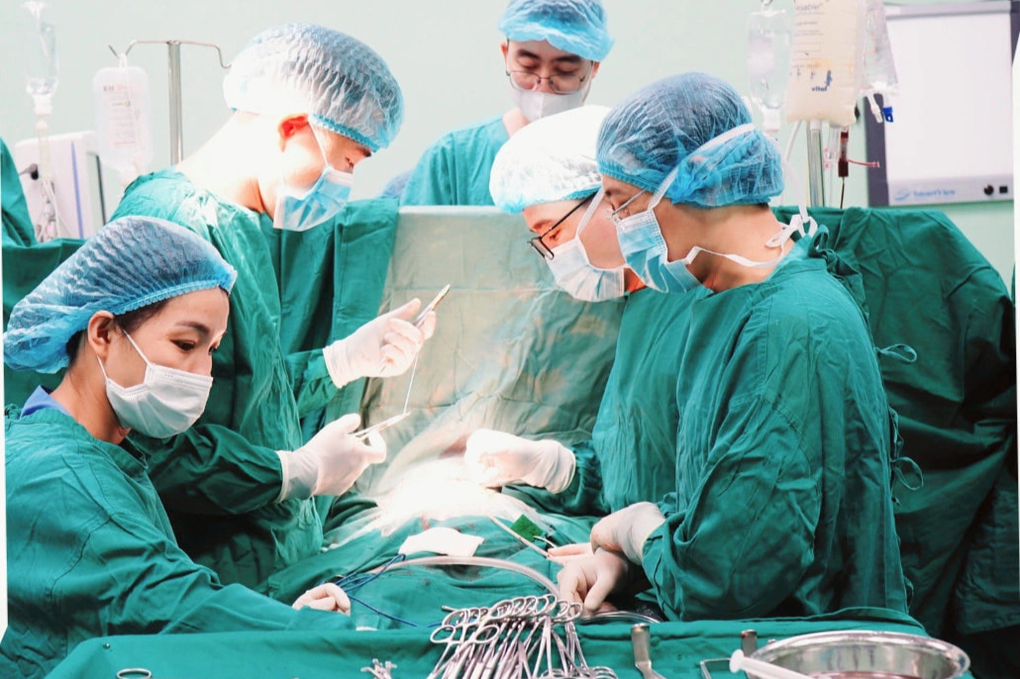 Trèo lên xe điện chơi, bé gái 44 tháng tuổi bị xe ngã đè vỡ tim - 1