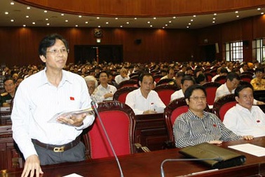 “Căng” vấn đề bỏ hay giữ lãi suất cơ bản