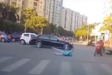 Cái "kết đắng" cho thanh niên phóng nhanh, vượt đèn đỏ