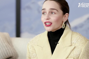 "Mẹ rồng" Emilia Clarke gây sửng sốt với đôi lông mày đầy... biểu cảm