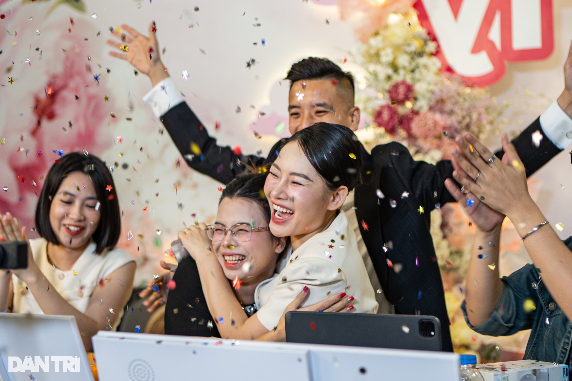 Hậu trường livestream 100 tỷ đồng: Cặp đôi Tiktoker nhận về bao nhiêu tiền? - 8 Hậu trường livestream 100 tỷ đồng: Cặp đôi Tiktoker nhận về bao nhiêu tiền? - 8