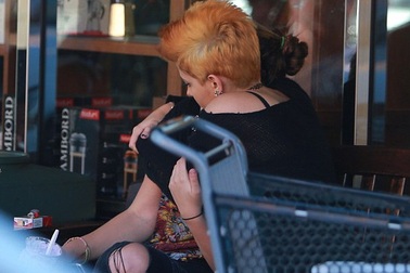 Hậu chia tay bạn trai, con gái Michael Jackson xuống tóc, hút thuốc lá