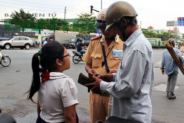 Xử phạt học sinh không đội mũ bảo hiểm ngay tại cổng trường