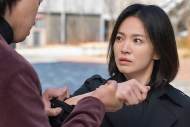 Một người phụ nữ xa lạ qua đời, cuộc sống của tôi bỗng dưng khốn khổ