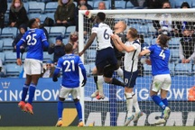 "Tự bắn vào chân",  Leicester dâng suất dự cúp châu Âu cho Tottenham