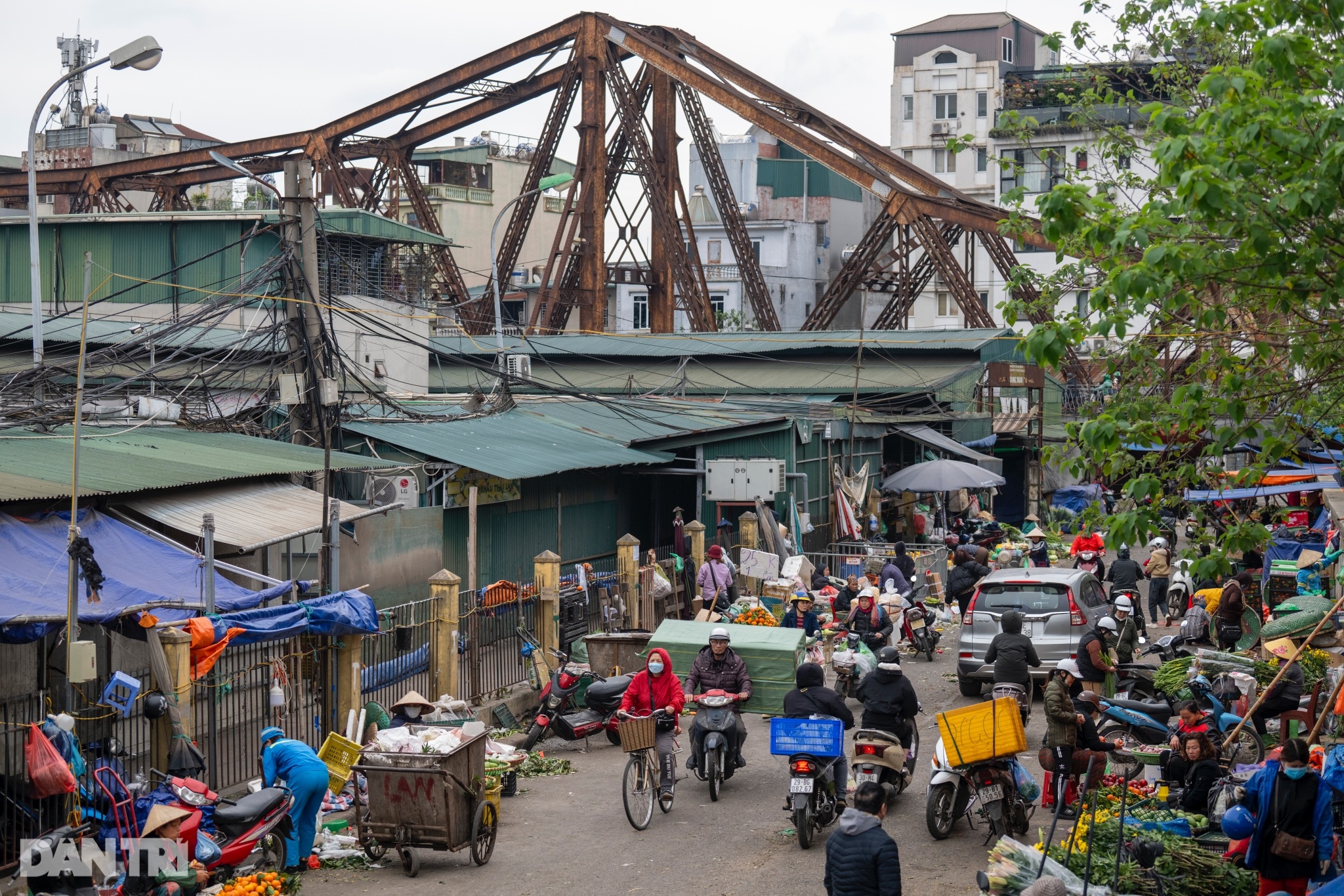 View - Hiện trạng chợ Long Biên xuống cấp, chờ ngày TP Hà Nội cải tạo | Báo Dân trí
