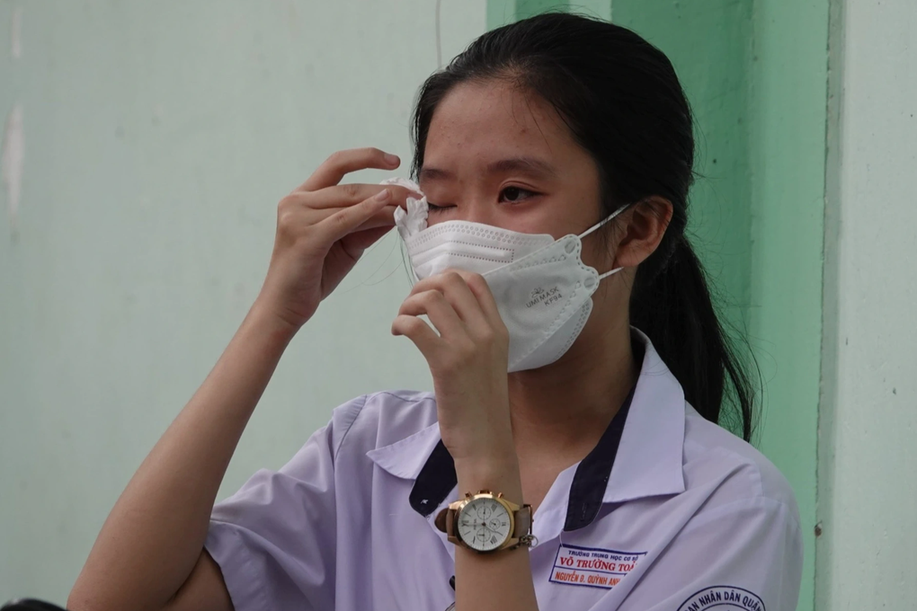 Quá áp lực, nữ sinh òa khóc ngay trước khi vào phòng thi lớp 10 - 1 Quá áp lực, nữ sinh òa khóc ngay trước khi vào phòng thi lớp 10 - 1