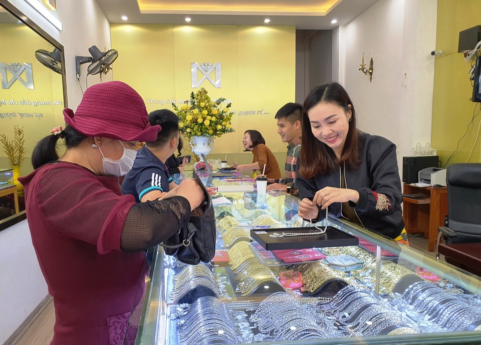 Sợ dịch Corona, các tiệm vàng trên cả nước vắng lặng trong ngày vía Thần Tài - 11 Sợ dịch Corona, các tiệm vàng trên cả nước vắng lặng trong ngày vía Thần Tài - 11