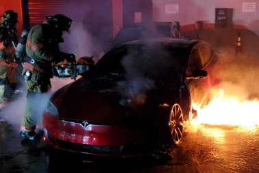 Xe điện Tesla Model S P100D bốc cháy dữ dội, nguyên nhân có thể từ bộ pin