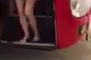 Xe khách chở quá số người quy định bị CSGT bắt giữ