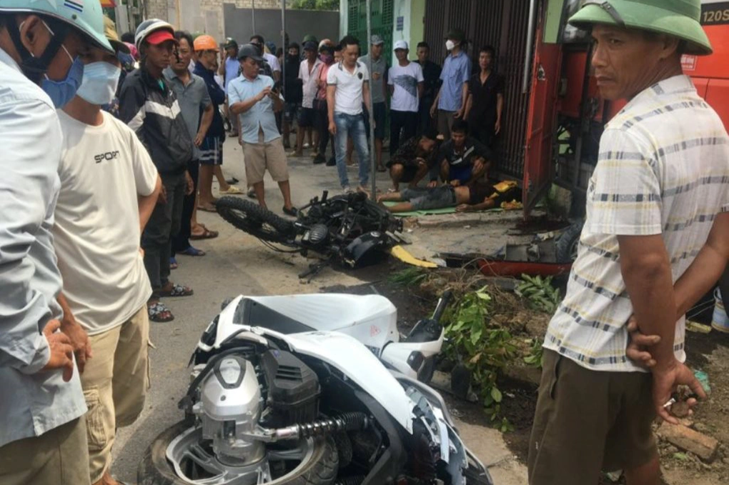Ô tô khách đâm loạt xe máy, một người tử vong, 3 người cấp cứu - 3 Ô tô khách đâm loạt xe máy, một người tử vong, 3 người cấp cứu - 3