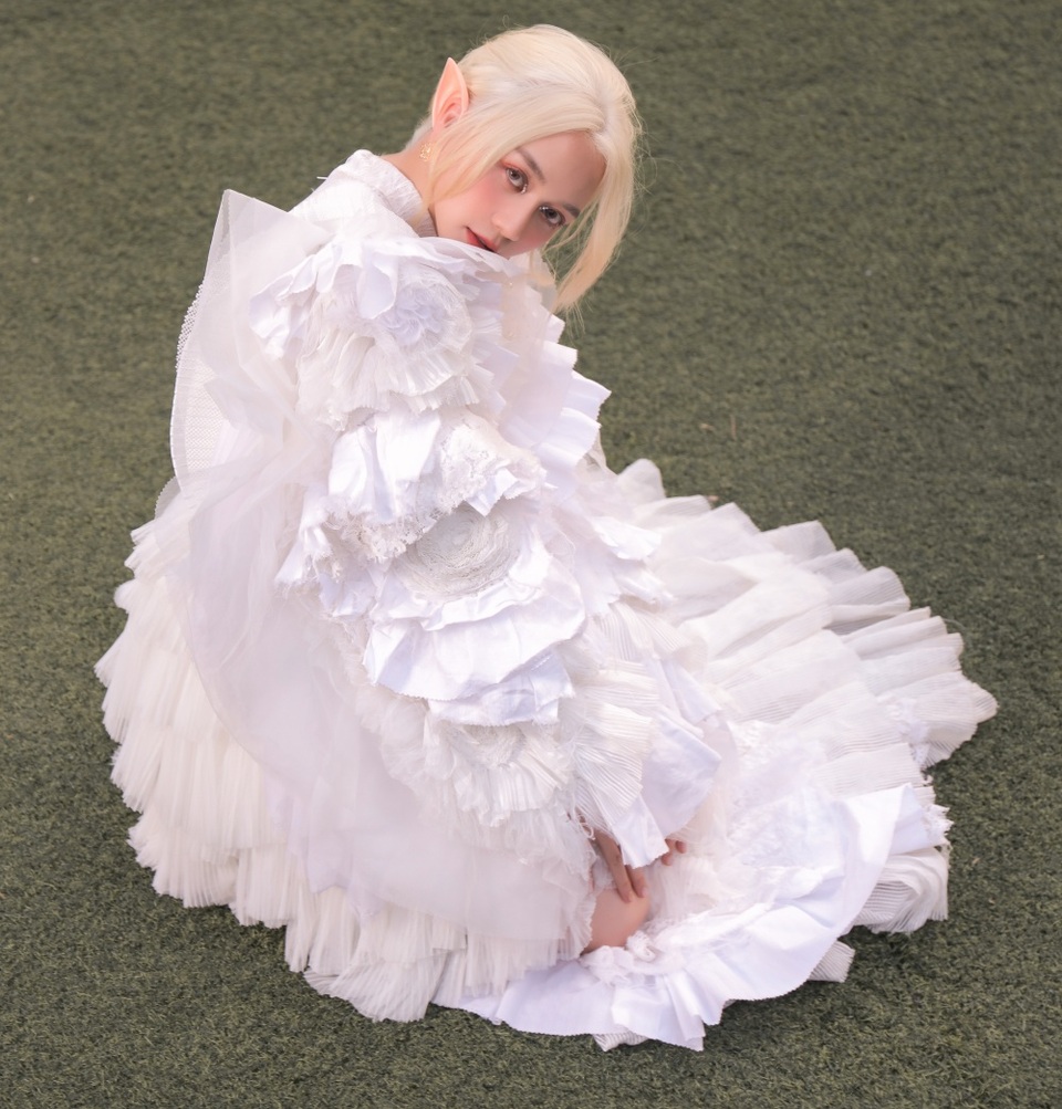 Thiều Bảo Trang gây bất ngờ với hình ảnh nàng tiên tộc tóc trắng - 4 Thiều Bảo Trang gây bất ngờ với hình ảnh nàng tiên tộc tóc trắng - 4