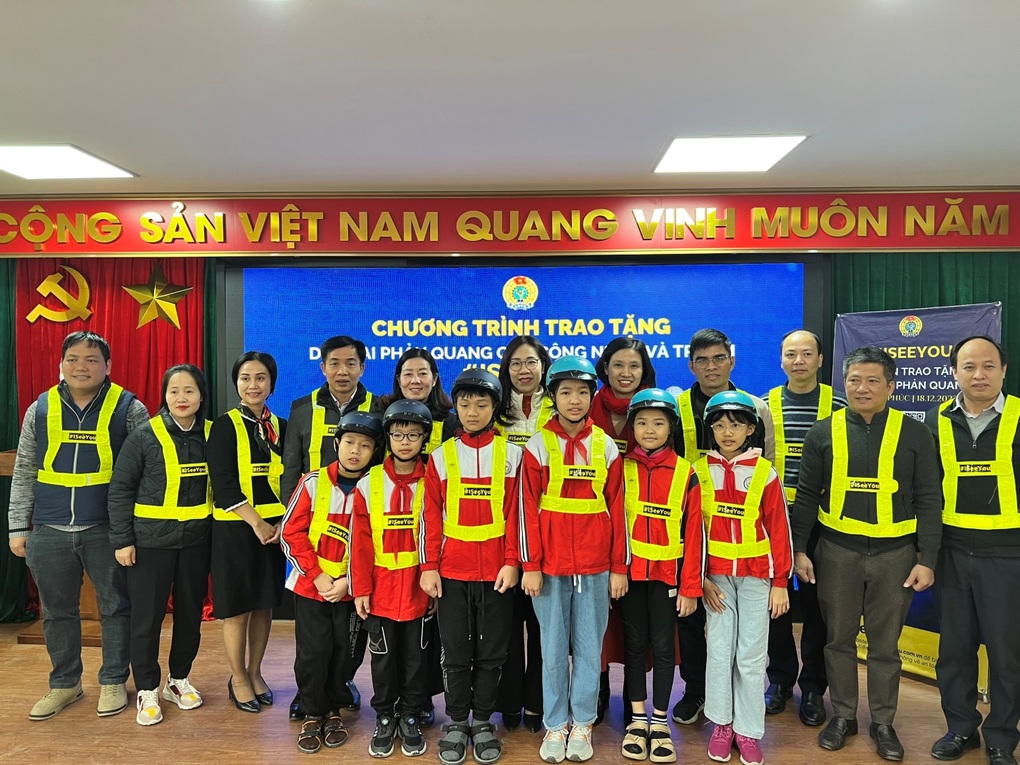 AA Vietnam trao tặng 20.000 dây đai phản quang trong chiến dịch an toàn giao thông #ISeeYou - 3 AA Vietnam trao tặng 20.000 dây đai phản quang trong chiến dịch an toàn giao thông #ISeeYou - 3