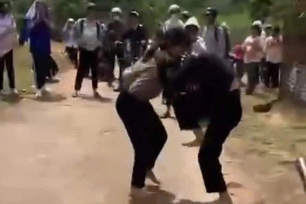 اندفعت طالبتان إلى شجار، ووقف العديد من زملائهما حولهما يهتفون - 1 2 nữ sinh lao vào đánh nhau, nhiều bạn học đứng xung quanh cổ vũ - 1