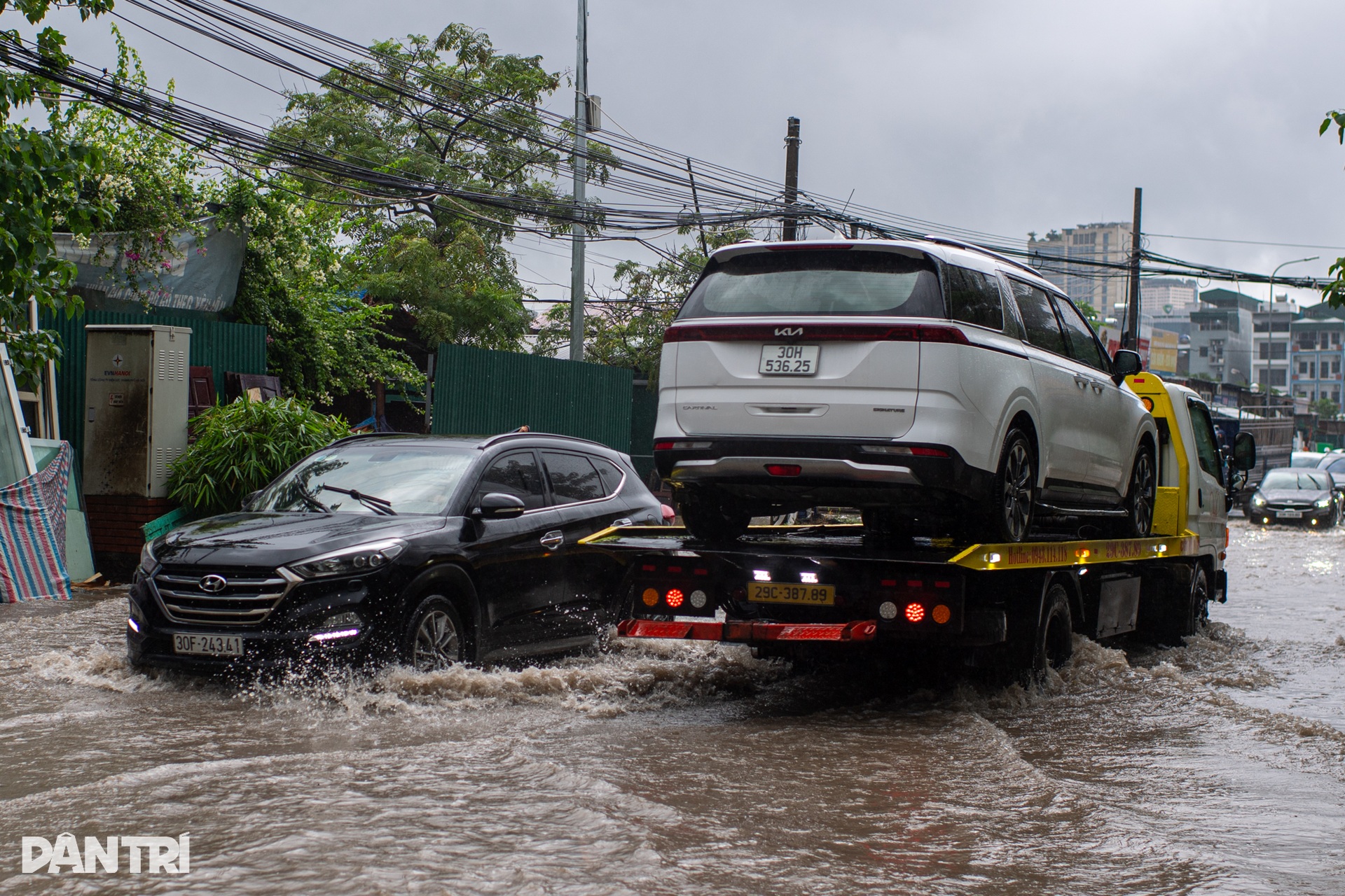 Hàng loạt xe sang bơi trong biển nước ngập ở Hà Nội - 19 Hàng loạt xe sang bơi trong biển nước ngập ở Hà Nội - 19