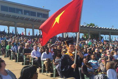 Xúc động hình ảnh kỳ thủ Quang Liêm cầm cờ Tổ quốc trong lễ tốt nghiệp ĐH tại Mỹ