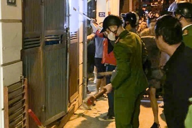 Cháy nhà trong đêm ở Hà Nội, cảnh sát lấy búa phá cửa, đưa 7 người ra ngoài