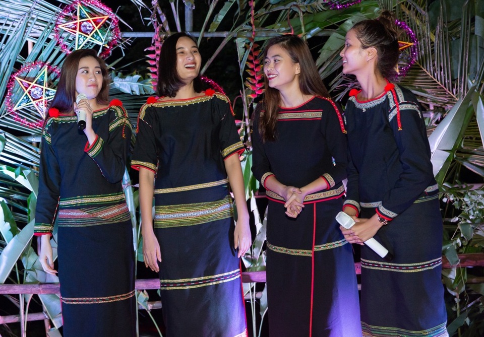Hương Giang diện vest không nội y, khoe vòng một căng tròn - 7 Hương Giang diện vest không nội y, khoe vòng một căng tròn - 7