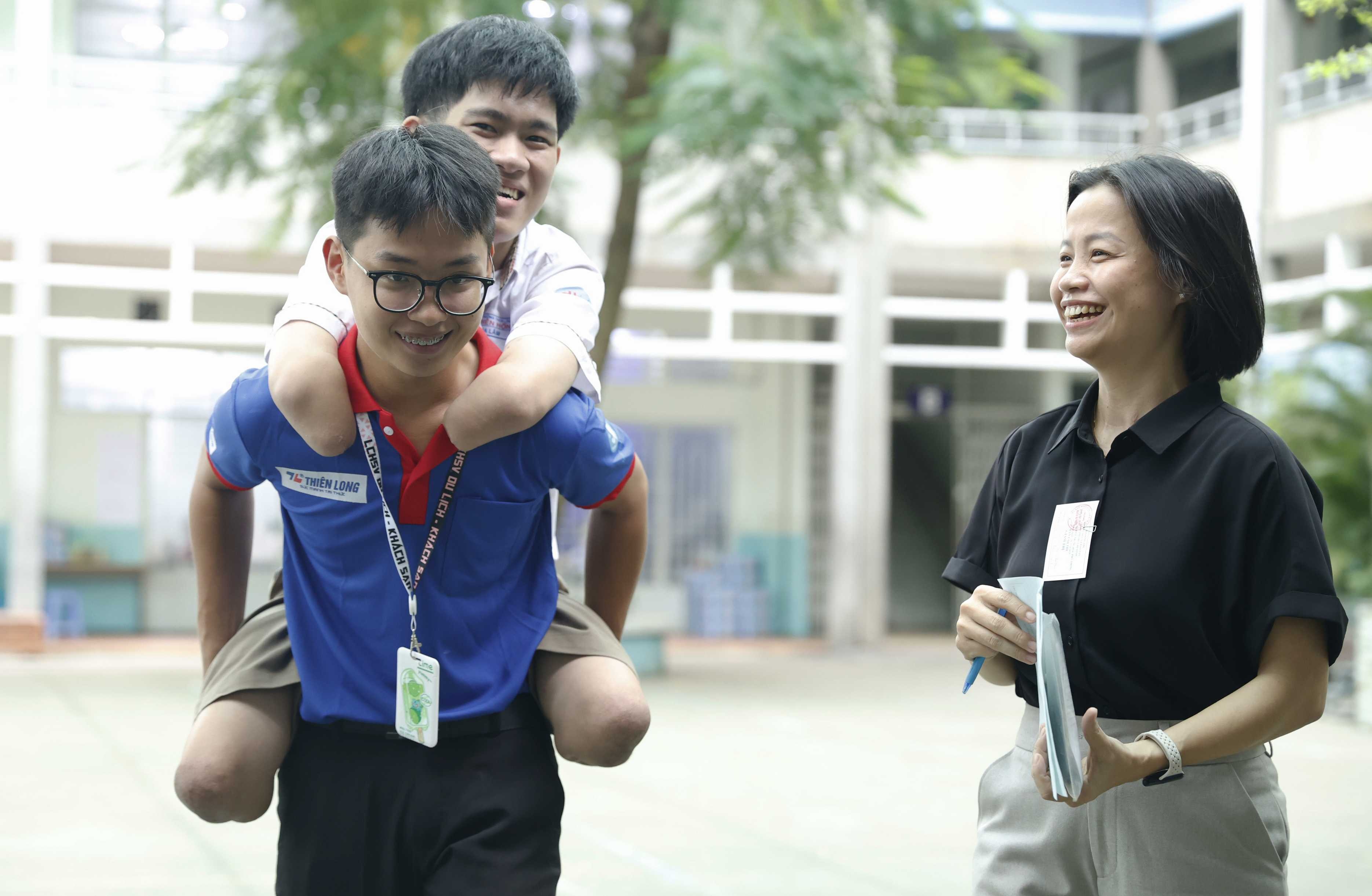 Giấc mơ bay của cậu bé “chim cánh cụt” - 1 Giấc mơ bay của cậu bé “chim cánh cụt” - 1