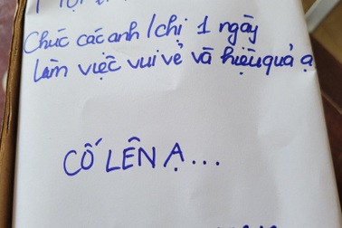 Sinh viên nhường chỗ cho F1, để lại mật khẩu wifi, đồ ăn và chúc... an toàn