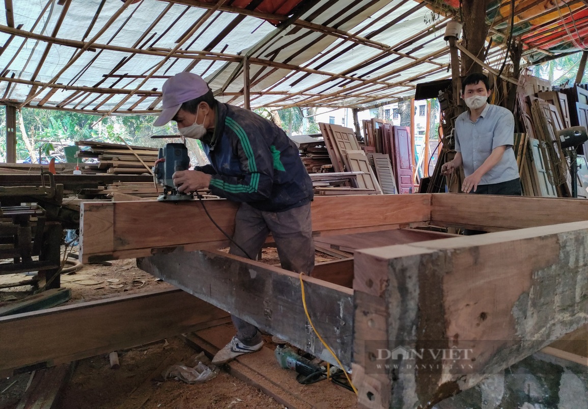 Nghề lạ ở Hà Nội: Chuyên săn lùng cửa gỗ cũ rồi mông má bán kiếm lời gấp 3-4 lần - 3 Nghề lạ ở Hà Nội: Chuyên săn lùng cửa gỗ cũ rồi mông má bán kiếm lời gấp 3-4 lần - 3